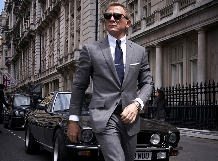 Daniel Craig Films With The Aston Martin V8